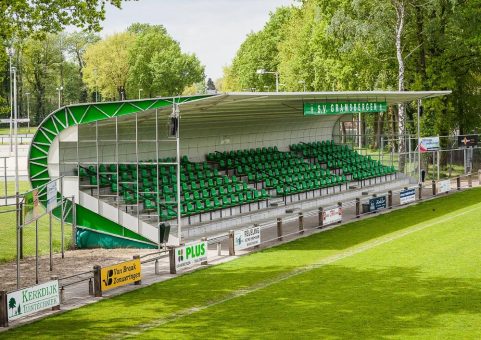 Eine Fußball-Tribüne zieht um – Wiederverwendung von feuerverzinktem Stahl