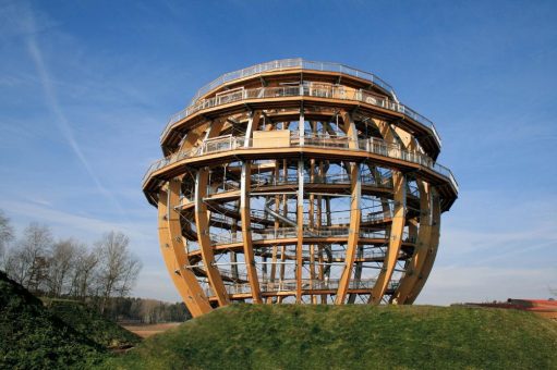 Begehbare Erlebniskugel – Hybrid-Konstruktion aus Holz und feuerverzinktem Stahl