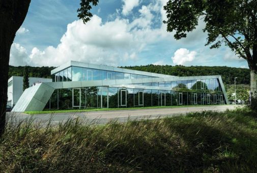 Raum für Kreativität: Entwicklungszentrum mit feuerverzinkter Fassade