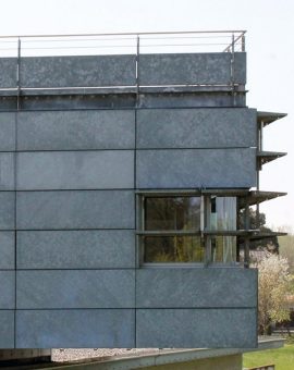 Vorher-Nachher-Vergleich – Feuerverzinkte Fassade der Betriebszentrale des Rheinpolders Söllingen-Greffern