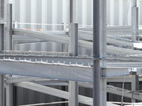 Kosten für Korrosionsschutz – Studie belegt, dass Feuerverzinken auch bei den Erstkosten deutlich günstiger ist