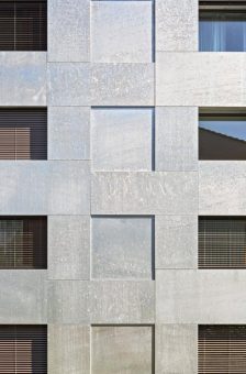 Schimmernde Kristalle in üppigem Grün