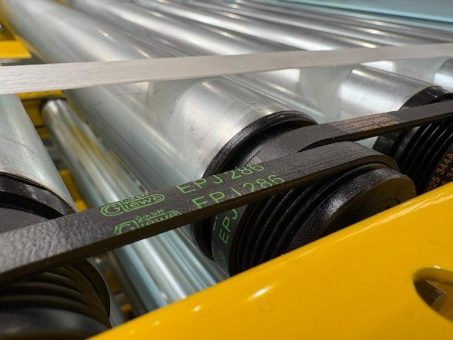 Zufriedenheit im Vordergrund durch zuverlässige Fördertechnik im Hintergrund