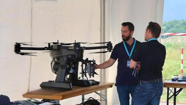 Vorwegfliegen im Wettlauf der Drohnentechnologie: Consulteer und Xer Technologies stellen ein Aufklärungssystem aus Mutterdrohne und Mini-Drohnen vor