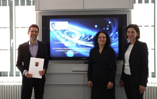 Steuerberater und Wissenschaftler mit Fokus auf Steuertransparenz, Digitalisierung und nachhaltiger Unternehmensbesteuerung