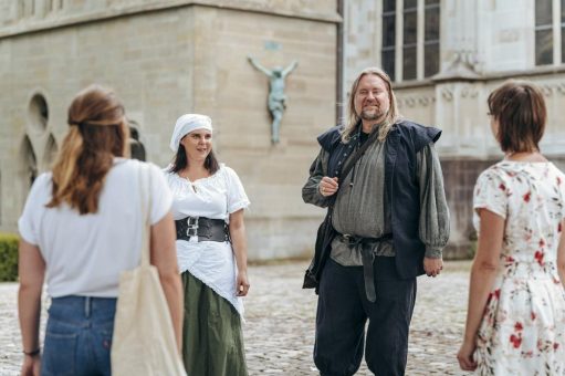 Über den Köpfen, im Schatten der Gesellschaft und zur Nacht der Hexen: Stadtführungen im April in Konstanz