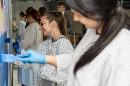 Farbe statt Beton: Schüler verschönern Wände im Klinikum Karlsruhe