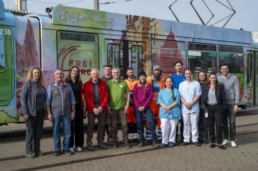 Wimmelbahn zeigt Vielfalt der städtischen Gesellschaften in Freiburg