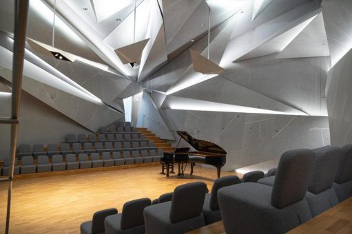 Imposante Lichtinstallation im Konzertsaal der Internationalen Musikbegegnungsstätte „Haus Marteau“ löst Begeisterung aus