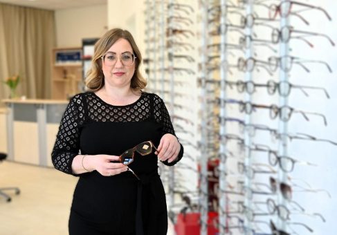 Mit pinkem Ordner in die Selbstständigkeit: Augenoptikmeisterin Lisa Pittelkow übernimmt „Carreé Optik“ in Potsdam