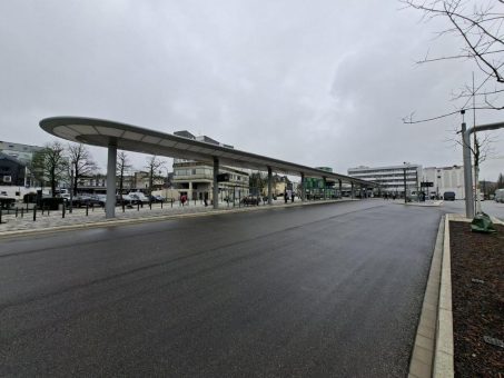 Eindrucksvolles Highlight am ZOB Remscheid: Beleuchteter „Hockeyschläger“ als Sinnbild neuer Aufenthaltsqualität