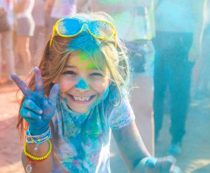 Bavaria Fernreisen: Premiere für Holi Festival in Indien