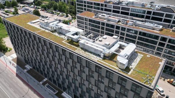 Regenwassermanagement mit Gründächern: Nachhaltiger Bürocampus SPARK in Berlin setzt auf Retentionsdächer von Bauder