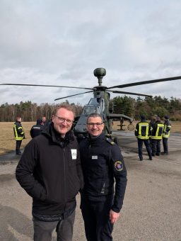 Hand in Hand am „Hubschrauber-Wrack“