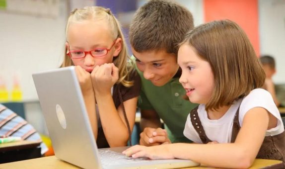 Wenn das Smartphone zum Rückzugsort wird: Neue Studie zeigt dramatischen Anstieg bei exzessiver Mediennutzung – Elternplattform warnt vor dramatischen Wandel bei Mediennutzung