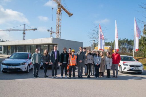 Max Bögl zeichnet erneut Nachwuchstalente mit Azubi-Fahrzeugen aus