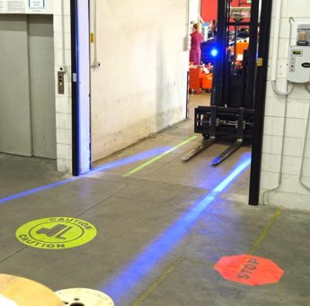 Unfälle an Tordurchgängen effektiv und einfach vermeiden: Logistic Lights präsentiert auf der LogiMAT das dynamische Projektionssystem Safety Lights