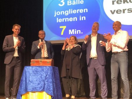 Neuer Weltrekord: 24 Kongress-Teilnehmer der GSA-WinterConference lernten gleichzeitig in nur 7 Minuten das Jonglieren mit 3 Bällen