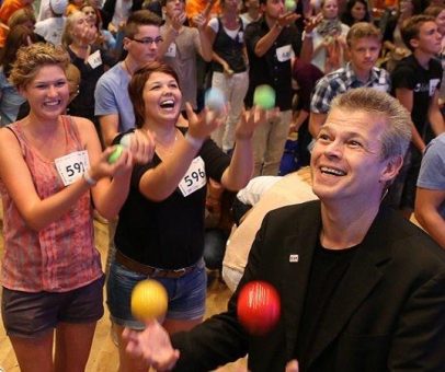 Jonglieren lernen auf der Bühne des GOP Varieté-Theaters München