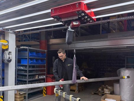 Deckenlogistik statt Staplerverkehr: Wie Überkopf-Materialtransport Produktionshallen entlastet und Intralogistik effizienter macht