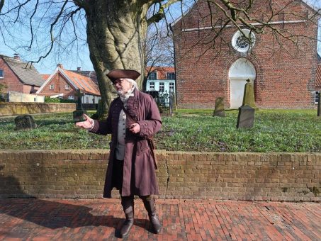 Krummhörn-Greetsiel: Zeitreise durch Greetsiel: Neue kostümierte Führung mit Hafenmeister Quirinus