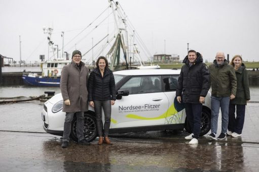 Nordsee-Flitzer-Gewinnspiel: Gewinnerfamilie nimmt neuen BMW MINI in Dornumersiel in Empfang
