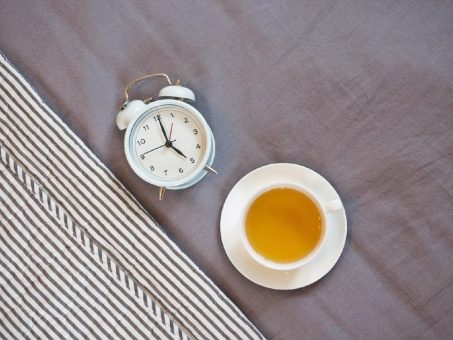 Sanfter Genuss am Abend – Entkoffeinierte und koffeinfreie Tees als perfekte Begleiter zur Sommerzeit