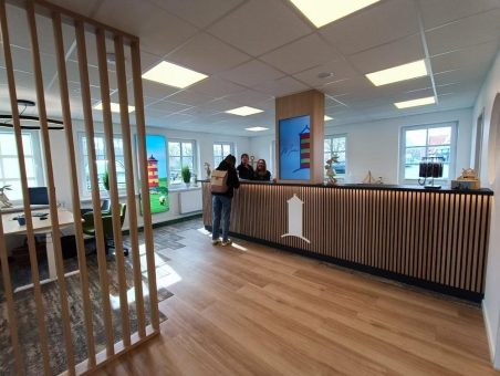 Krummhörn-Greetsiel: Modernisiert und barrierearm: Tourist-Information Greetsiel erstrahlt nach Umbau in neuem Glanz