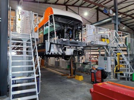 Mehr Sicherheit und Effizienz in der Busproduktion: Dacharbeitsstände für die HESS AG