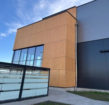 Holzwerke Ladenburger verleihen Industriegebäude in Grimma mit Holzfassade neuen Charakter