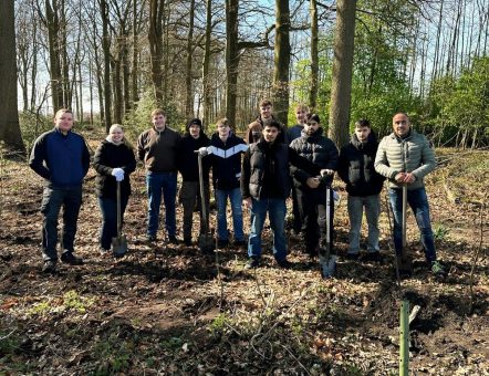 Azubis pflanzen 200 Bäume in Ochtrup