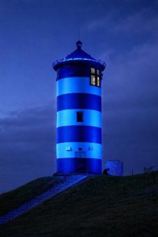 Krummhörn-Greetsiel: Gezeiten-Beleuchtung „Licht & Tide“ am Pilsumer Leuchtturm