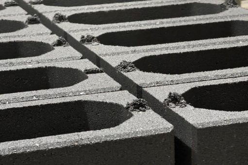 Neue Befüllhilfe für erdfeuchten Beton