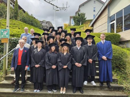 Akademisierung im Gesundheitswesen: Erfolgreicher Abschluss in den Studiengängen B.Sc. Physiotherapie und B.Sc. Ergotherapie an der FHM