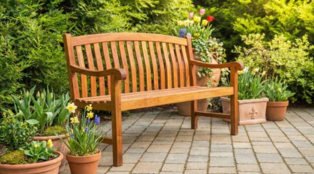 Gartenmöbel ölen im Frühjahr: Teakbank richtig pflegen und Holz im Außenbereich schützen