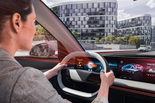 AUMOVIO erhält Großauftrag für OLED-Cockpit-Display mit integrierter Kamera