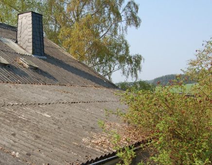Dachsanierung im Altbau: Wie pfiffige Bauherren mit Metallprofilen Kosten sparen und die Lebensdauer verlängern