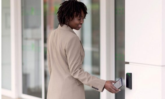 ASSA ABLOY: Kartenleser DR100 bringt Aperio®-Technologie an weitere Zutrittspunkte