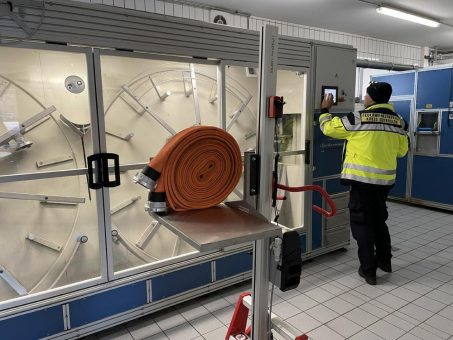 Ergonomische Entlastung für Feuerwehr-Beschäftigte beim Schlauch-Handling