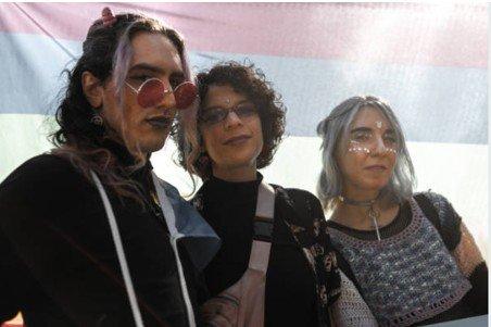 Raum für Vielfalt schaffen: So lassen sich Behandlung von und Umgang mit trans* und nichtbinären Personen verbessern