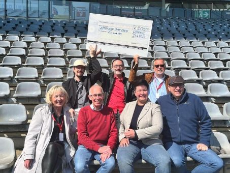 Gemeinsam singen, gemeinsam helfen: VEM und Kindertal erhalten Spenden aus weihnachtlichem Stadionsingen in Wuppertal