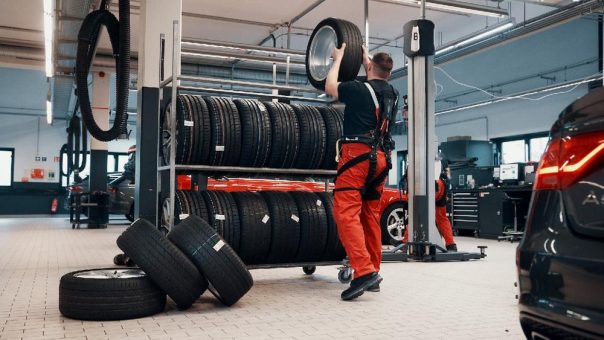 BionicBack Exoskelett unterstützt die Reifen- und Räderbranche bei körperlich belastenden Arbeitsprozessen