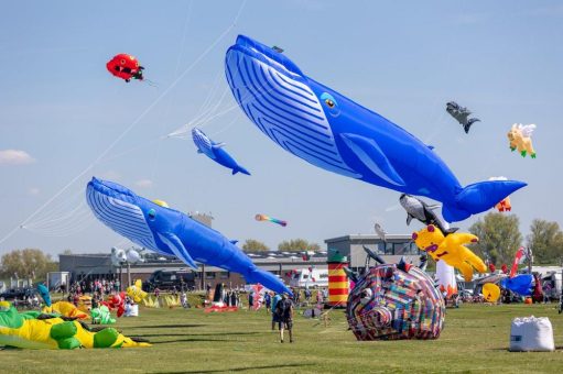 Dornum: Drachenfest in Dornumersiel: Saisonauftakt mit buntem Himmel über der Nordsee