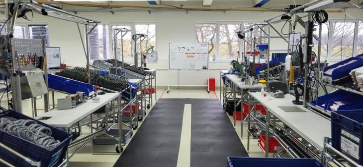 Lean Production in der Elektronikfertigung: TELENOT reduziert Durchlaufzeit um 89 % mit modularen Arbeitssystemen