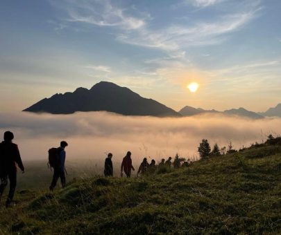 Raus aus dem Klassenzimmer, rein in die unmittelbare Erfahrung: Wie Erlebnispädagogik Resilienz und Selbstwirksamkeit stärken kann
