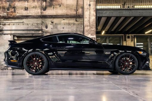 Flash Red fürs Pony Car: Ford Mustang auf Barracuda Project 3.0 – Rädern