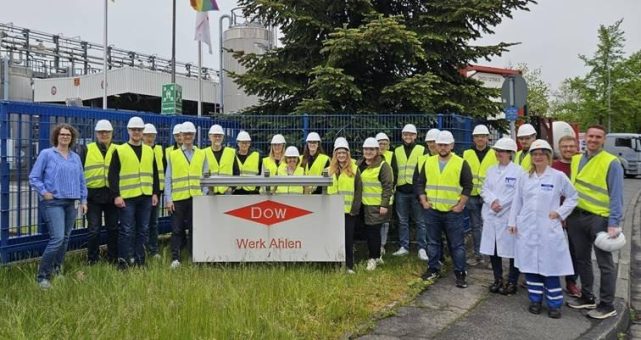 Grundlagenwissen erfolgreich vermittelt: Teilnehmerinnen und Teilnehmer des FSK-Workshop Polyurethane für EinsteigerInnen bei der Dow Anlagengesellschaft mbH in Ahlen zeigen sich begeistert