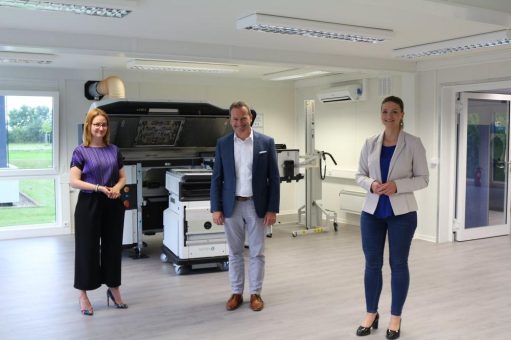 Die bayerische Digitalministerin, MdL Judith Gerlach und MdB Ronja Kemmer informieren sich über Zukunftstechnologien