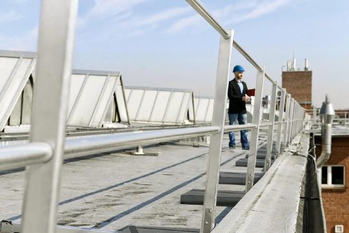 Kollektiver Seitenschutz an der Dachkante: Sicherheit auf dem Dach ganzheitlich denken