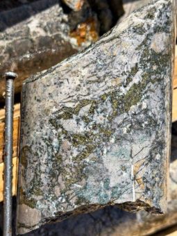 Mogotes Metals meldet hochgradigen, oberflächennahen Kupfer-Gold-Silber-Molybdän-Fund in einem Bohrabschnitt im Projekt Filo Sur, Distrikt Vicuña